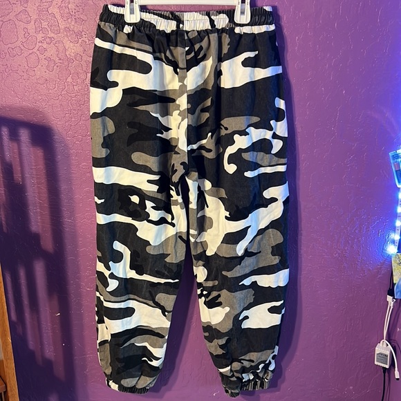 camo print cargo type pants - Picture 2 of 2